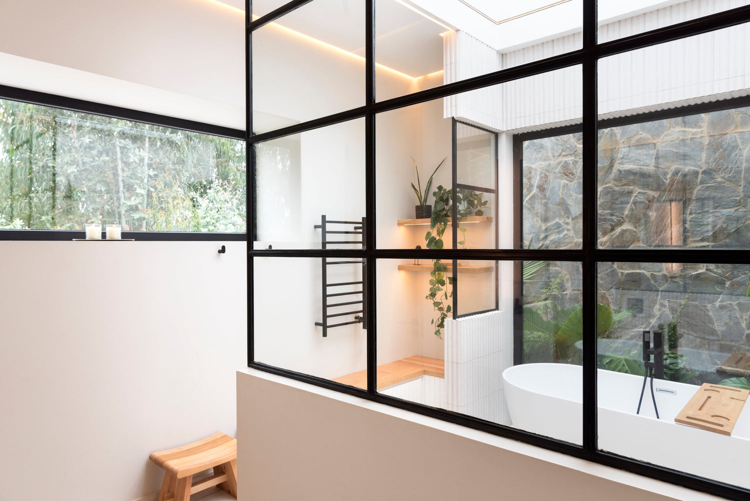 El poder del vidrio en la decoración: elegancia, luz y armonía en tu hogar